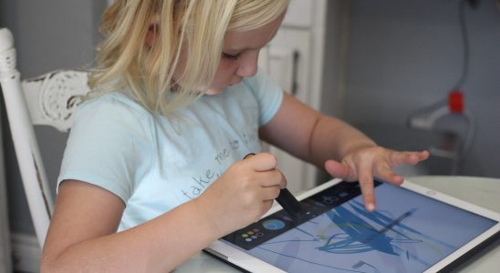 enfant avec un iPad
